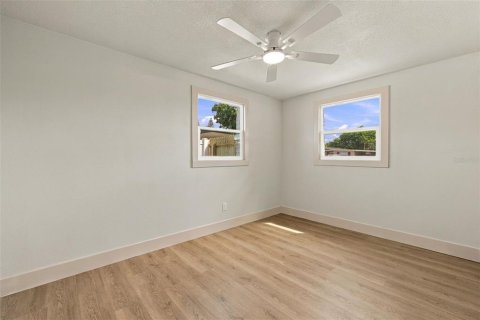 House in Tampa, Florida 4 bedrooms, 108.51 sq.m. № 2391187 - photo 15