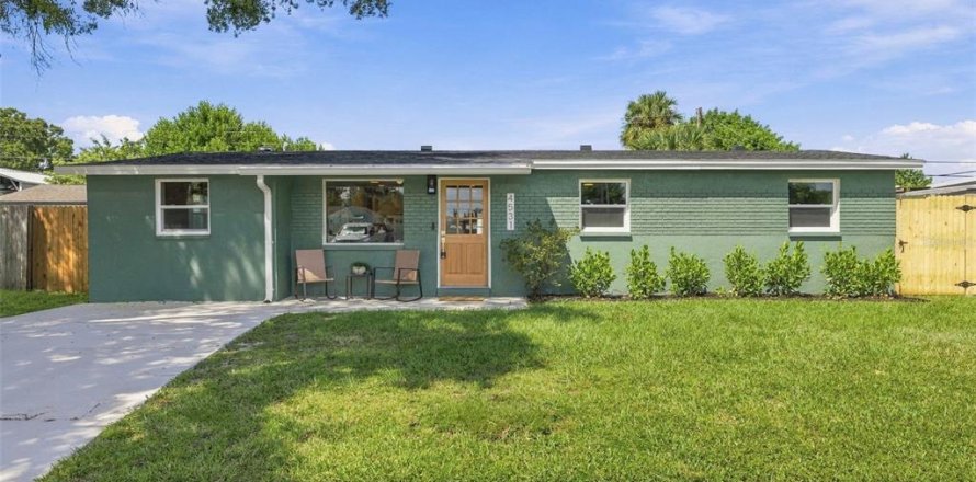 House in Tampa, Florida 4 bedrooms, 108.51 sq.m. № 2391187