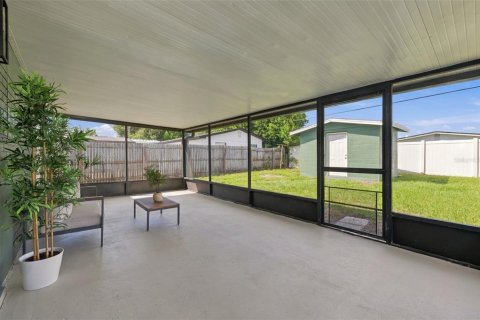 House in Tampa, Florida 4 bedrooms, 108.51 sq.m. № 2391187 - photo 23
