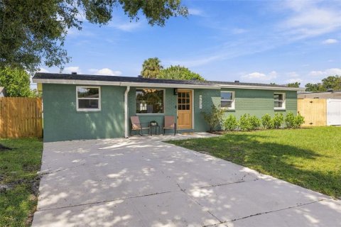 House in Tampa, Florida 4 bedrooms, 108.51 sq.m. № 2391187 - photo 2