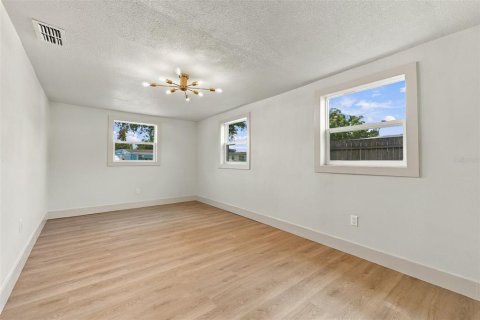 House in Tampa, Florida 4 bedrooms, 108.51 sq.m. № 2391187 - photo 19