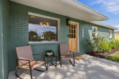 House in Tampa, Florida 4 bedrooms, 108.51 sq.m. № 2391187 - photo 3