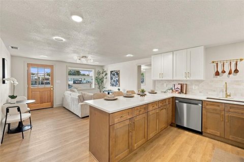 House in Tampa, Florida 4 bedrooms, 108.51 sq.m. № 2391187 - photo 8