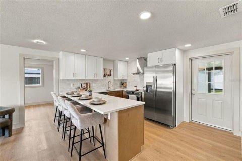 House in Tampa, Florida 4 bedrooms, 108.51 sq.m. № 2391187 - photo 7