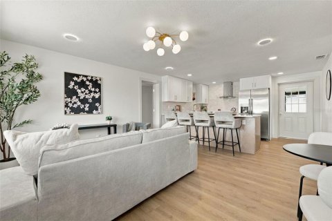 House in Tampa, Florida 4 bedrooms, 108.51 sq.m. № 2391187 - photo 4