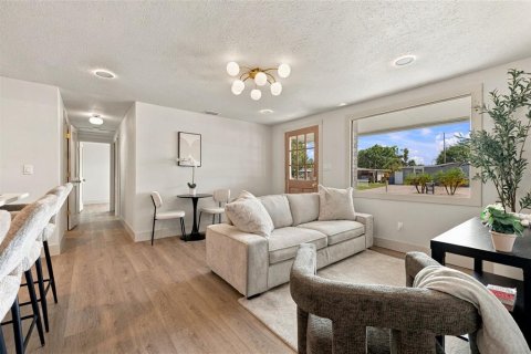 House in Tampa, Florida 4 bedrooms, 108.51 sq.m. № 2391187 - photo 6