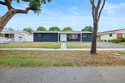 Casa en venta en North Miami Beach, Florida, 4 dormitorios, 160.81 m2 № 1865503 - foto 1