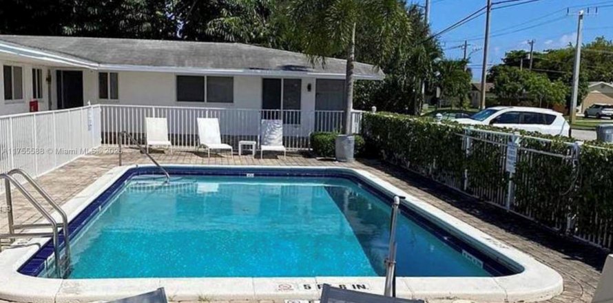 Commercial property in Pompano Beach, Florida № 1895249