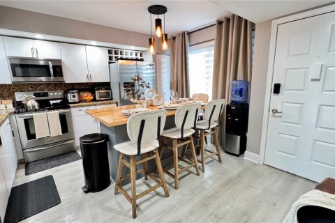 Condominio en venta en Pembroke Pines, Florida, 2 dormitorios, 110.83 m2 № 1981765 - foto 13