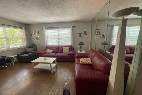 Condo in Hallandale Beach, Florida, 2 bedrooms  № 1783632 - photo 4