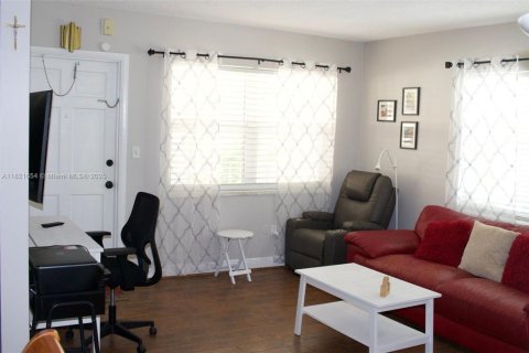 Condo in Hallandale Beach, Florida, 2 bedrooms  № 1783632 - photo 16