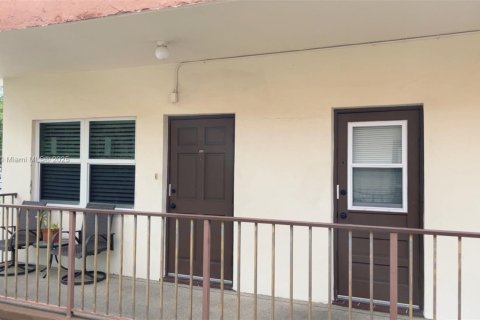 Condo in Hallandale Beach, Florida, 2 bedrooms  № 1783632 - photo 1