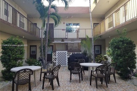 Condo in Hallandale Beach, Florida, 2 bedrooms  № 1783632 - photo 15