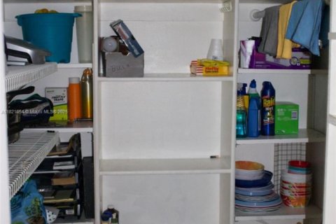 Condo in Hallandale Beach, Florida, 2 bedrooms  № 1783632 - photo 17