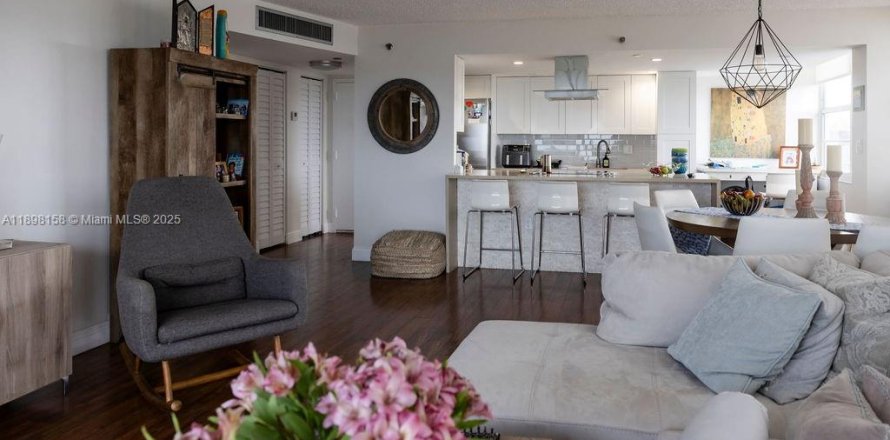 Condominio en Pembroke Pines, Florida, 2 dormitorios № 1949420