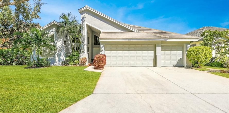 Villa ou maison à Saint Petersburg, Floride 4 chambres, 291.34 m2 № 2438286
