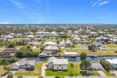 House in Punta Gorda, Florida 3 bedrooms, 306.58 sq.m. № 1261019 - photo 8
