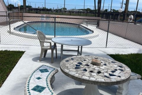 Снять в аренду кондоминиум в Окленд-Парк, Флорида 2 спальни, 76.18м2, № 1958520 - фото 11