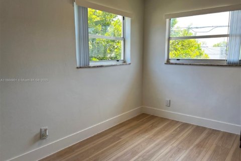 Снять в аренду кондоминиум в Окленд-Парк, Флорида 2 спальни, 76.18м2, № 1958520 - фото 4
