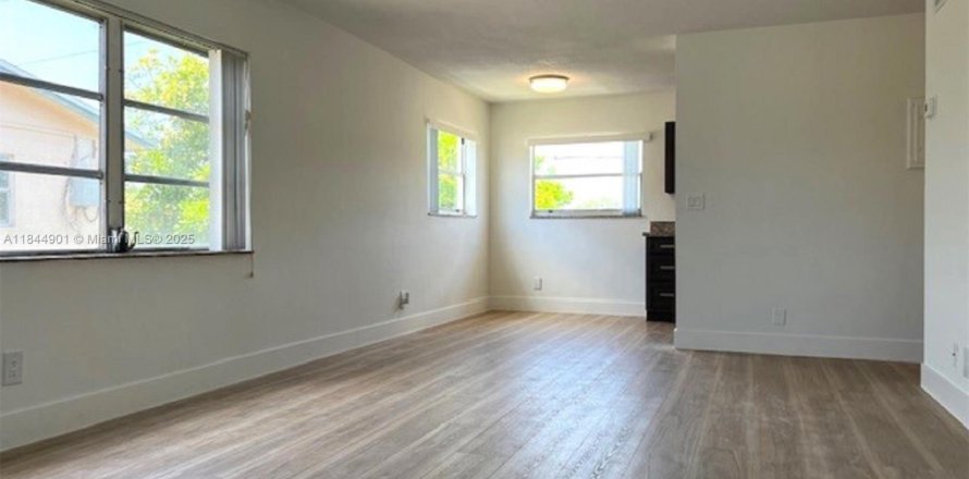 Кондоминиум с 2 спальнями в Окленд-Парк, Флорида № 1958520