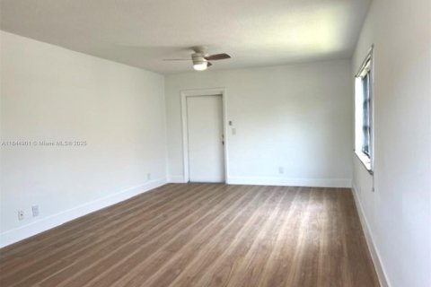 Снять в аренду кондоминиум в Окленд-Парк, Флорида 2 спальни, 76.18м2, № 1958520 - фото 9