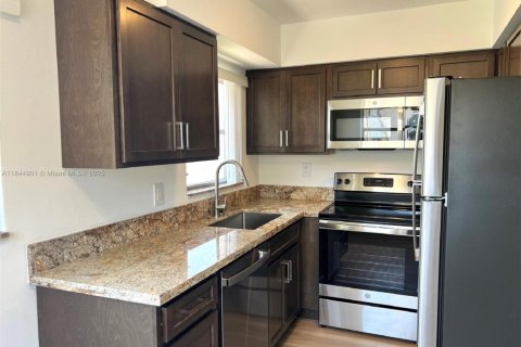 Снять в аренду кондоминиум в Окленд-Парк, Флорида 2 спальни, 76.18м2, № 1958520 - фото 3