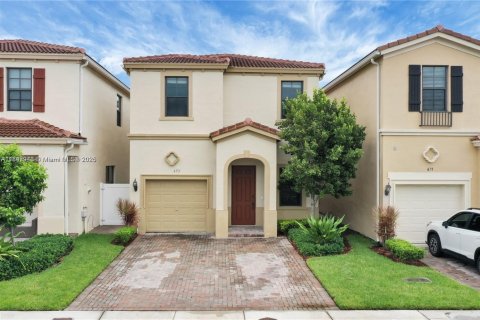 Снять в аренду виллу или дом в Майами, Флорида 3 спальни, 167.97м2, № 1936724 - фото 1