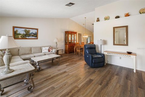 House in Weeki Wachee, Florida 2 bedrooms, 147.06 sq.m. № 1851245 - photo 11
