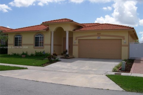 House in Miami, Florida 3 bedrooms, 142.98 sq.m. № 2079350 - photo 1