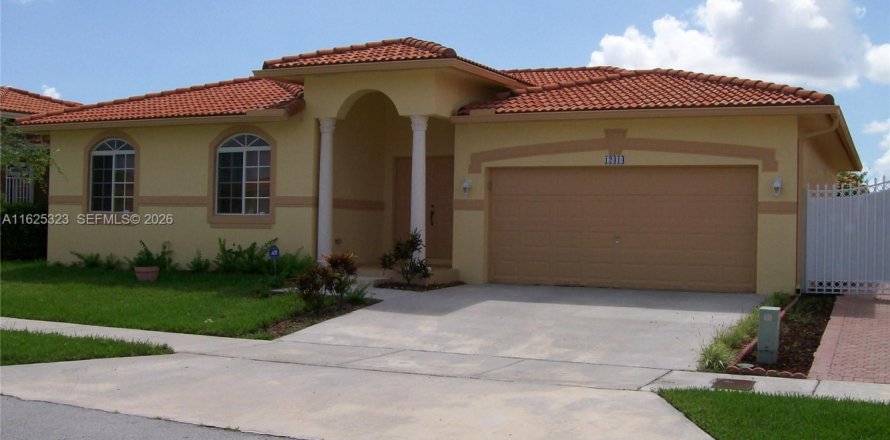 House in Miami, Florida 3 bedrooms, 142.98 sq.m. № 2079350