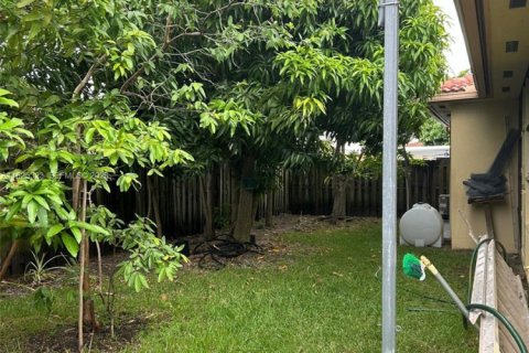 House in Miami, Florida 3 bedrooms, 142.98 sq.m. № 2079350 - photo 11