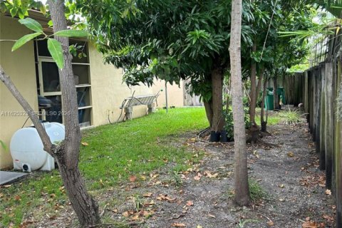 House in Miami, Florida 3 bedrooms, 142.98 sq.m. № 2079350 - photo 14