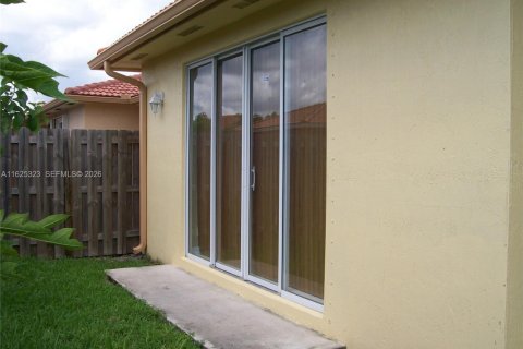 House in Miami, Florida 3 bedrooms, 142.98 sq.m. № 2079350 - photo 10