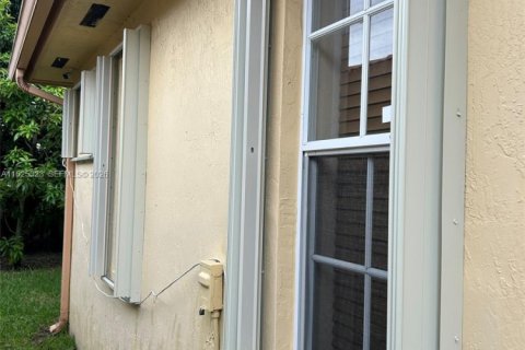 House in Miami, Florida 3 bedrooms, 142.98 sq.m. № 2079350 - photo 15