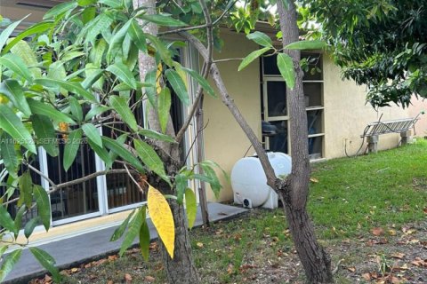 House in Miami, Florida 3 bedrooms, 142.98 sq.m. № 2079350 - photo 13