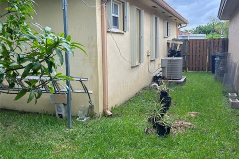 House in Miami, Florida 3 bedrooms, 142.98 sq.m. № 2079350 - photo 12