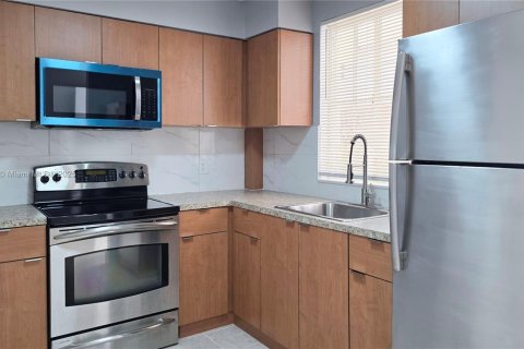 Copropriété à louer à Hialeah, Floride: 2 chambres, 93.27 m2 № 1921322 - photo 1