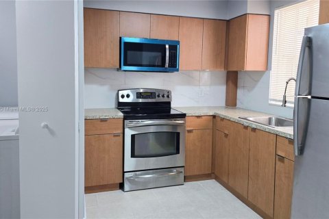 Copropriété à louer à Hialeah, Floride: 2 chambres, 93.27 m2 № 1921322 - photo 2