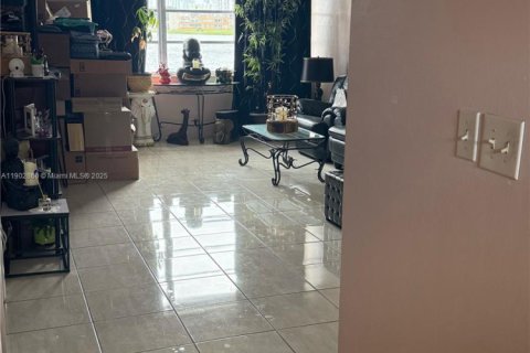 Condo in Miami, Florida, 1 bedroom  № 1954077 - photo 2
