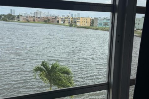 Condo in Miami, Florida, 1 bedroom  № 1954077 - photo 6