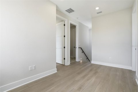 Townhouse in Saint Petersburg, Florida 3 bedrooms, 195.84 sq.m. № 2117464 - photo 23