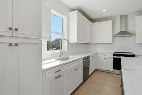 Townhouse in Saint Petersburg, Florida 3 bedrooms, 195.84 sq.m. № 2117464 - photo 14