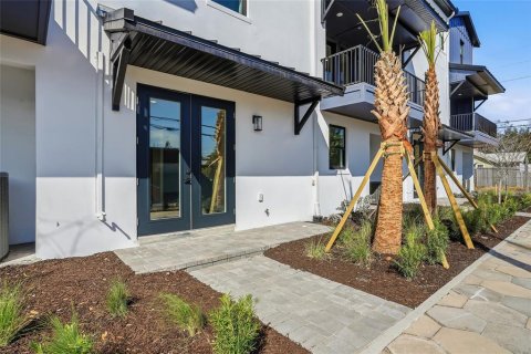 Townhouse in Saint Petersburg, Florida 3 bedrooms, 195.84 sq.m. № 2117464 - photo 3