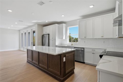 Townhouse in Saint Petersburg, Florida 3 bedrooms, 195.84 sq.m. № 2117464 - photo 15