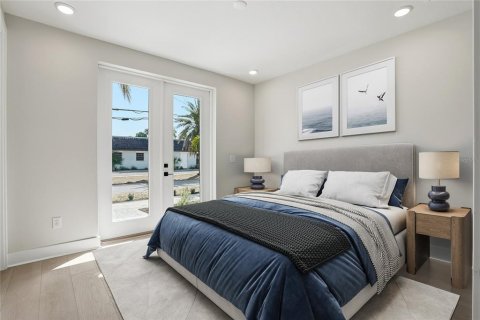 Townhouse in Saint Petersburg, Florida 3 bedrooms, 195.84 sq.m. № 2117464 - photo 4