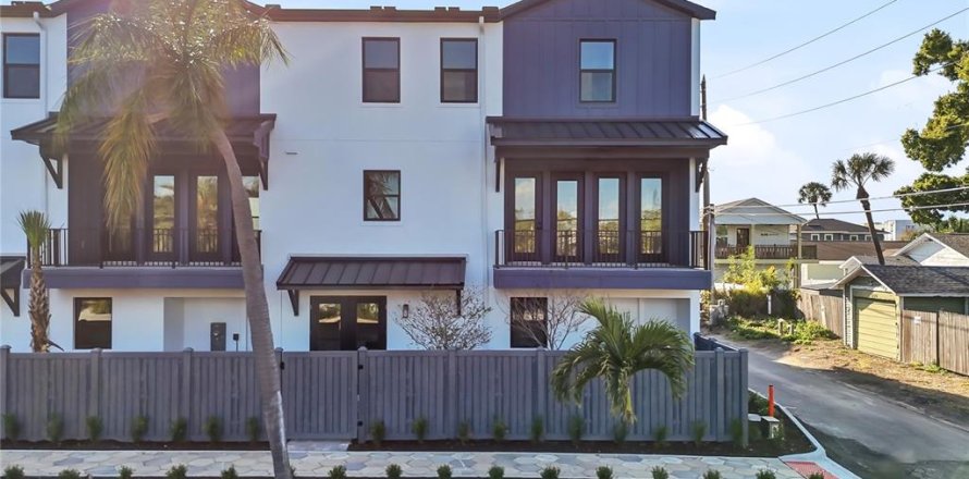 Townhouse in Saint Petersburg, Florida 3 bedrooms, 195.84 sq.m. № 2117464