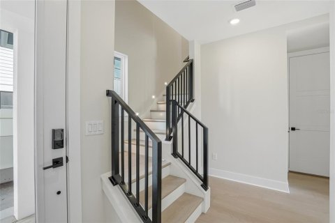 Townhouse in Saint Petersburg, Florida 3 bedrooms, 195.84 sq.m. № 2117464 - photo 8
