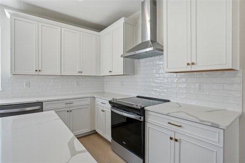 Townhouse in Saint Petersburg, Florida 3 bedrooms, 195.84 sq.m. № 2117464 - photo 11