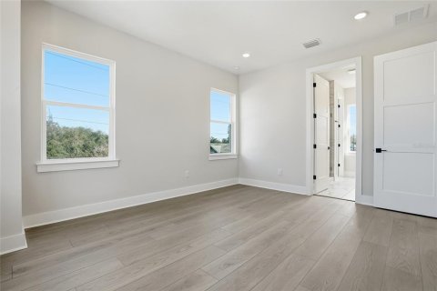 Townhouse in Saint Petersburg, Florida 3 bedrooms, 195.84 sq.m. № 2117464 - photo 25