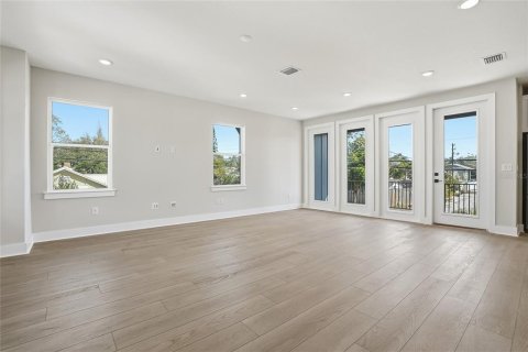 Townhouse in Saint Petersburg, Florida 3 bedrooms, 195.84 sq.m. № 2117464 - photo 17